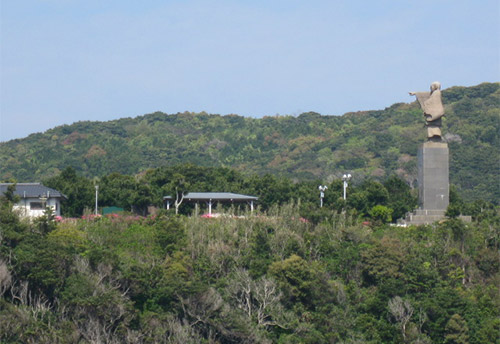 平戸 田ノ浦 高台の渡唐大師像（筆者撮影）